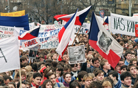 Jedna s listopadových demonstrací v roce 1989