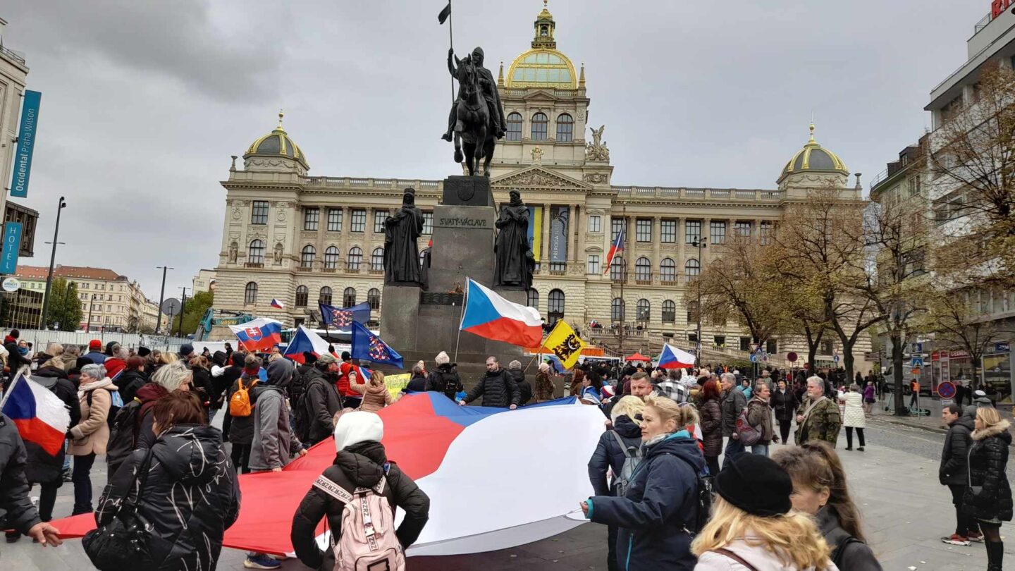 Lidé si na Národní třídě připomínají události 17. listopadu.