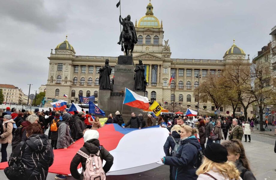 Lidé si na Národní třídě připomínají události 17. listopadu.