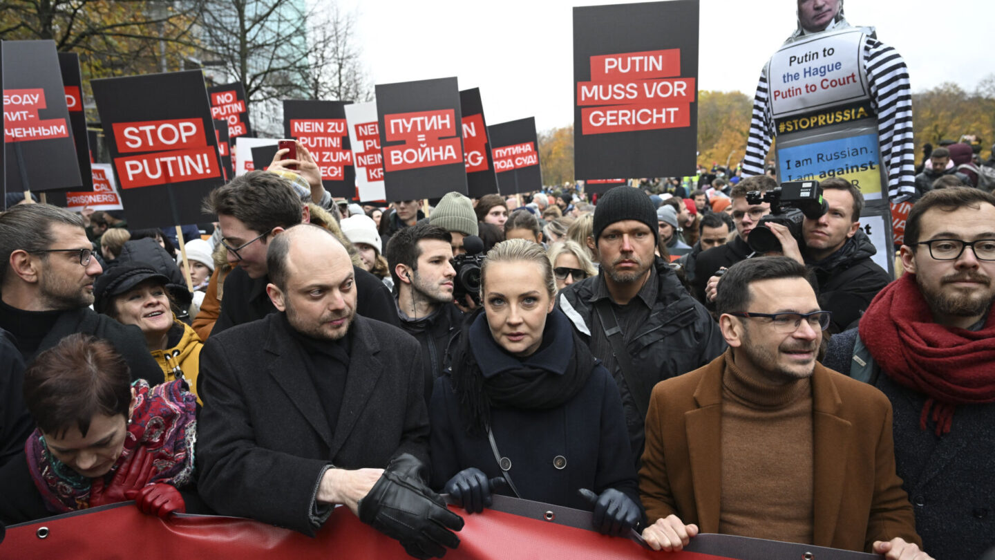 Julija Navalná, Vlaidmir Kara-Murza a Ilja Jašin v čele protiválečného pochodu v Berlíně.