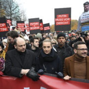 Julija Navalná, Vlaidmir Kara-Murza a Ilja Jašin v čele protiválečného pochodu v Berlíně.