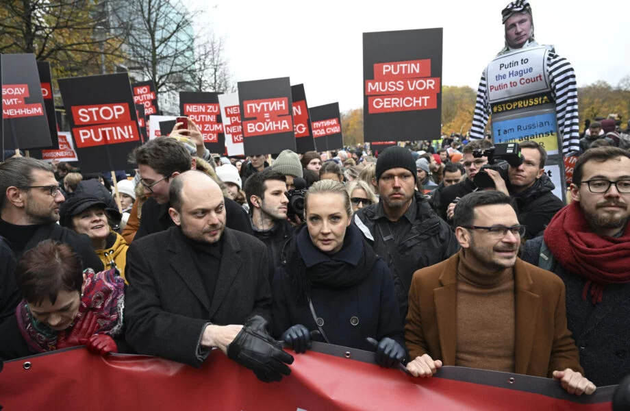 Julija Navalná, Vlaidmir Kara-Murza a Ilja Jašin v čele protiválečného pochodu v Berlíně.