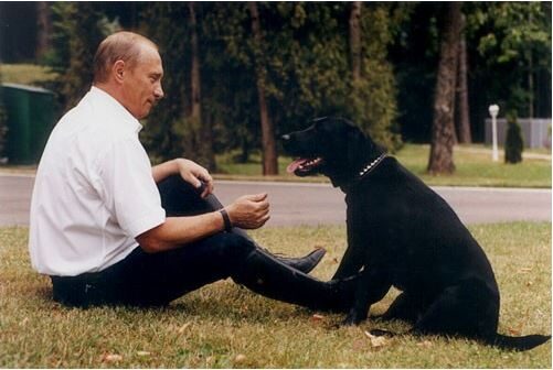 Vladimir Putin se svým labradorem