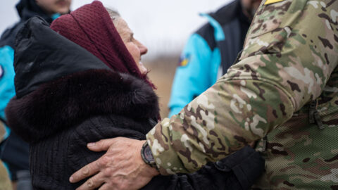 Ljuba Federovna se slzami v očích děkuje za pomoc dobrovolníkům z Cesty naděje života.