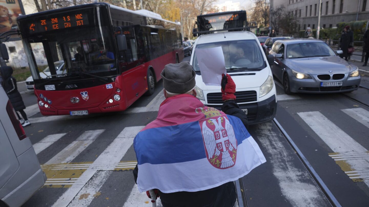 Lidé v Bělehradě si každý pátek připomínají oběti zřícení přístřešku u nádraží ve městě Novi Sad.