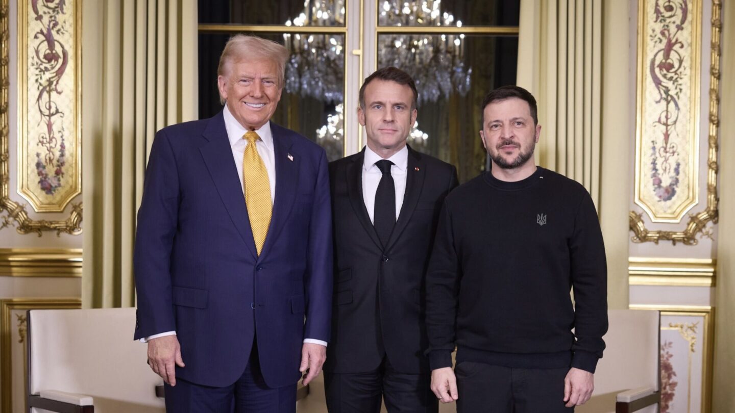 Příští americký prezident Trump, francouzský prezident Macron a ukrajinský prezident Zelenskyj se v Paříži sešli ke třístranným rozhovorům.