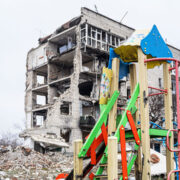 Trosky vybombardovaného paneláku v ukrajinském městě Izjum upomínají na ruská zvěrstva 