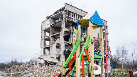 Trosky vybombardovaného paneláku v ukrajinském městě Izjum upomínají na ruská zvěrstva 