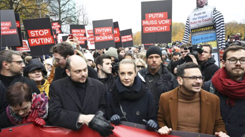 Julija Navalná, Vladimir Kara-Murza a Ilja Jašin v čele protiválečného pochodu v Berlíně. 