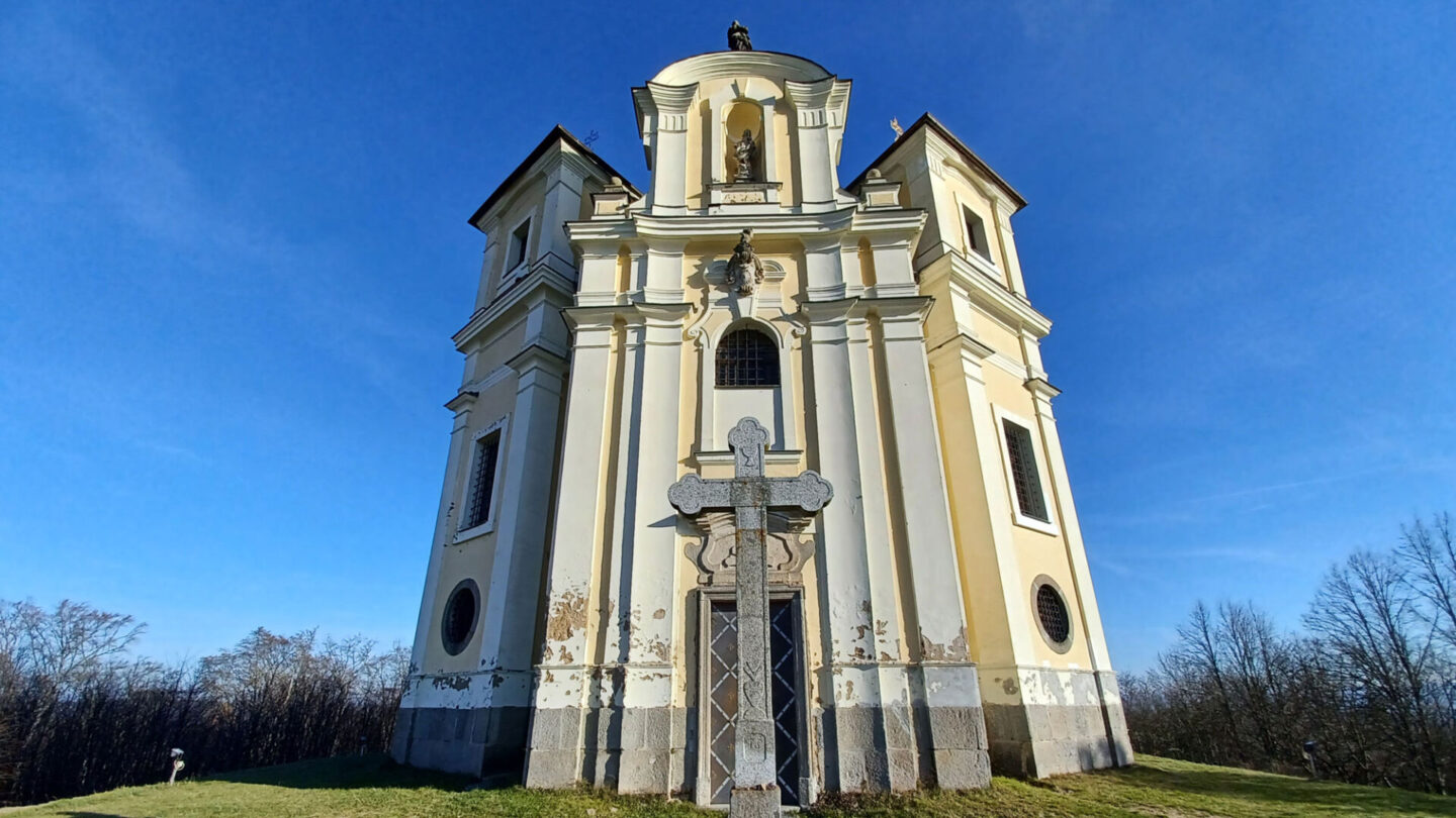 Kostel sv. Jana Křtitele a Panny Marie Karmelské na Makové hoře stojí uprostřed lesů