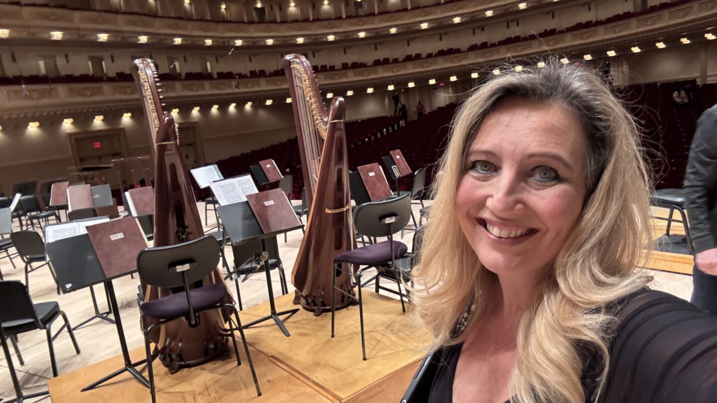 Jana Boušková se svým nástrojem před koncertem v newyorské Carnegie Hall. 