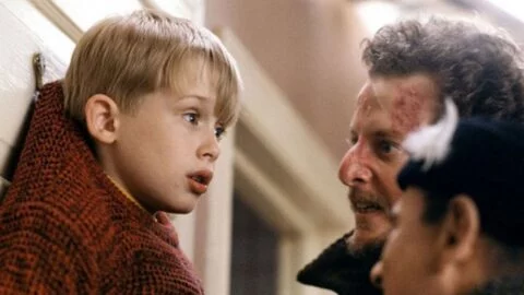 Macaulay Culkin (Kevin) a Daniel Stern (Marv) ve filmu Sám doma.