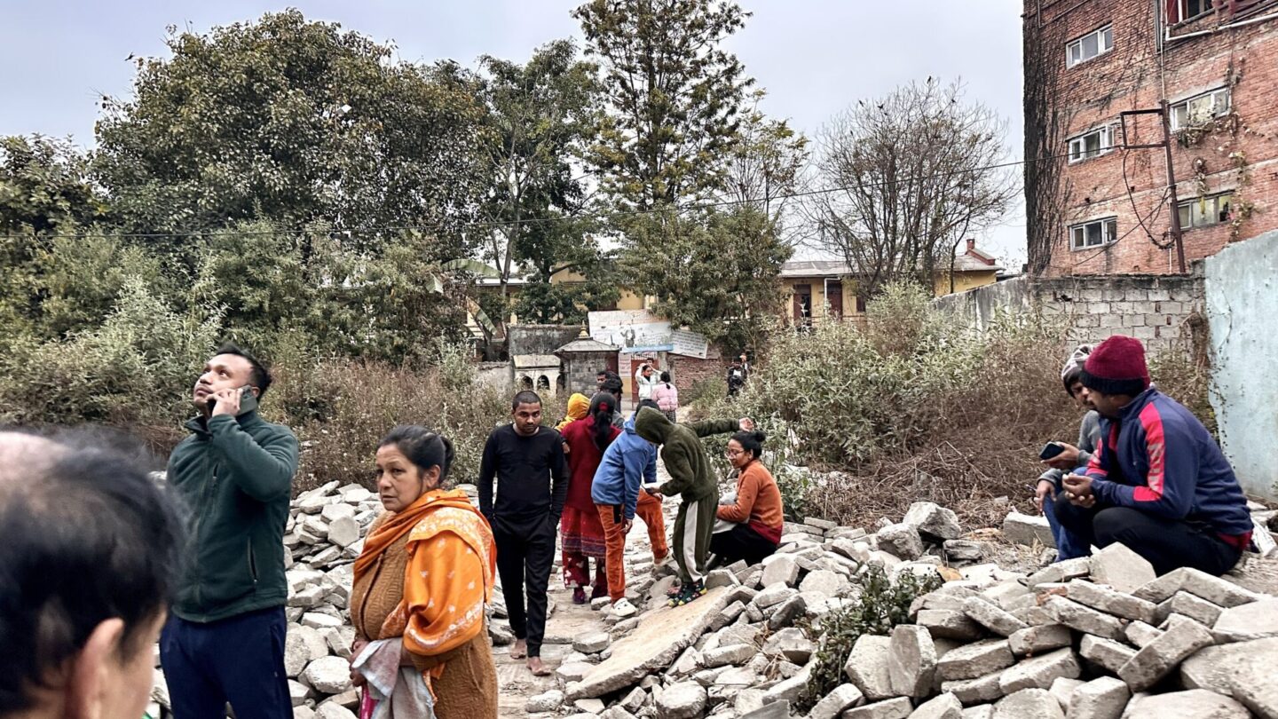 Silné zemětřesení, které postihlo části čínského Tibetu a Nepálu, si vyžádalo nejméně 53 mrtvých a dalších více než 60 zraněných.