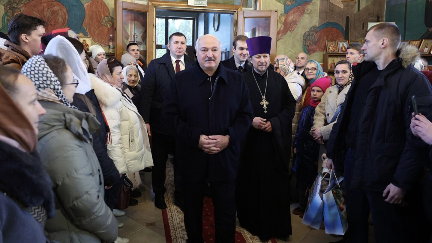 Běloruský prezident Alexandr Lukašenko během návštěvy kostela ve městě Lahojsk v Minské oblasti.