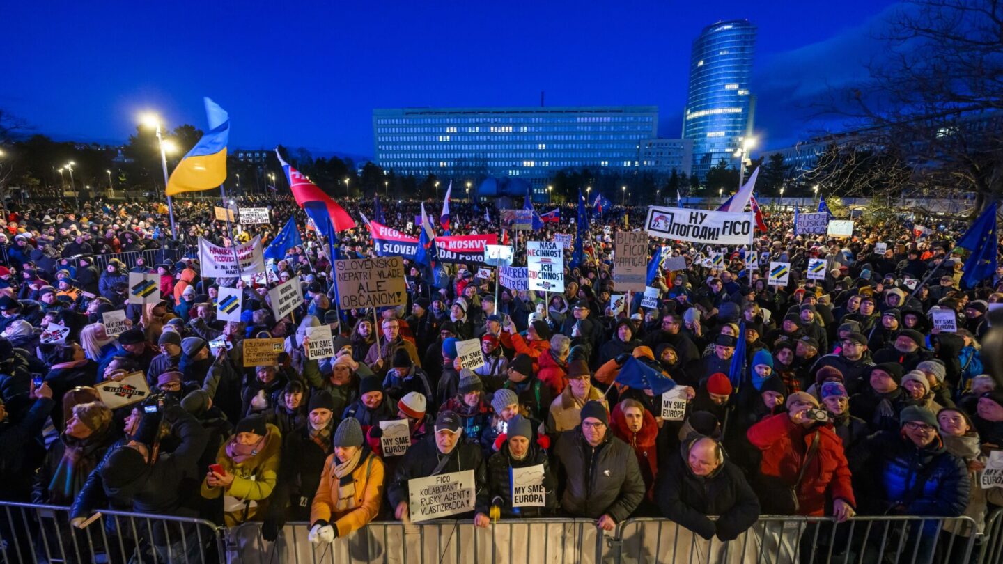 Účastníci protestu Slovensko je Európa v Bratislave na Náměstí slobody.