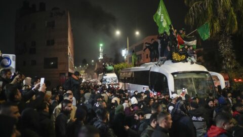 Dav lidí vítá propuštěné palestinské vězně ve městě Beitunia na Západním břehu.