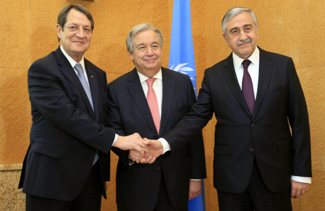 Generální tajemník OSN António Guterres a prezidenti Kypru a Turecka Nikos Anastasiadis a Mustafa Akinci