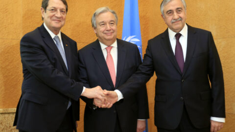 Generální tajemník OSN António Guterres a prezidenti Kypru a Turecka Nikos Anastasiadis a Mustafa Akinci