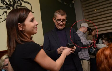 Kameraman ANO pořizující záznam z nedělní demonstrace je dobře znám samotnému Babišovi. Pořizuje mu videa při jeho výletech po ČR. Na snímku je s Babišem při výjezdu do Mostu a Litvínova.